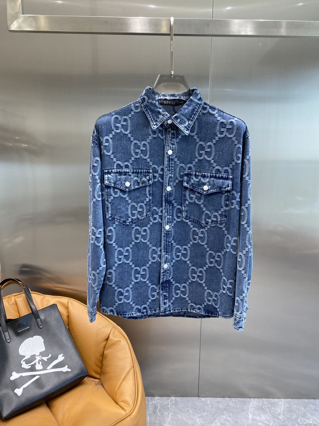 NO:910916,'Gujia' denim jacket, a classic new fashion look. The classic pattern printed all over is retro and fashionable, instantly enhancing the recognition of the overall look. The lapel design is neat and stylish, and the double pockets are practical and beautiful. The buttons are full of texture and the details show quality. M-3XL,,gucci,jackets & coats,19860909《古家》 牛仔外套,经典的时尚新姿 满印的经典图案,复古又时尚,瞬间提升整体造型的辨识度.翻领设计利落有型,双口袋实用又美观.纽扣质感十足,细节处尽显品质.M-3XL,,gucci,jackets & coats,,Men's clothing
