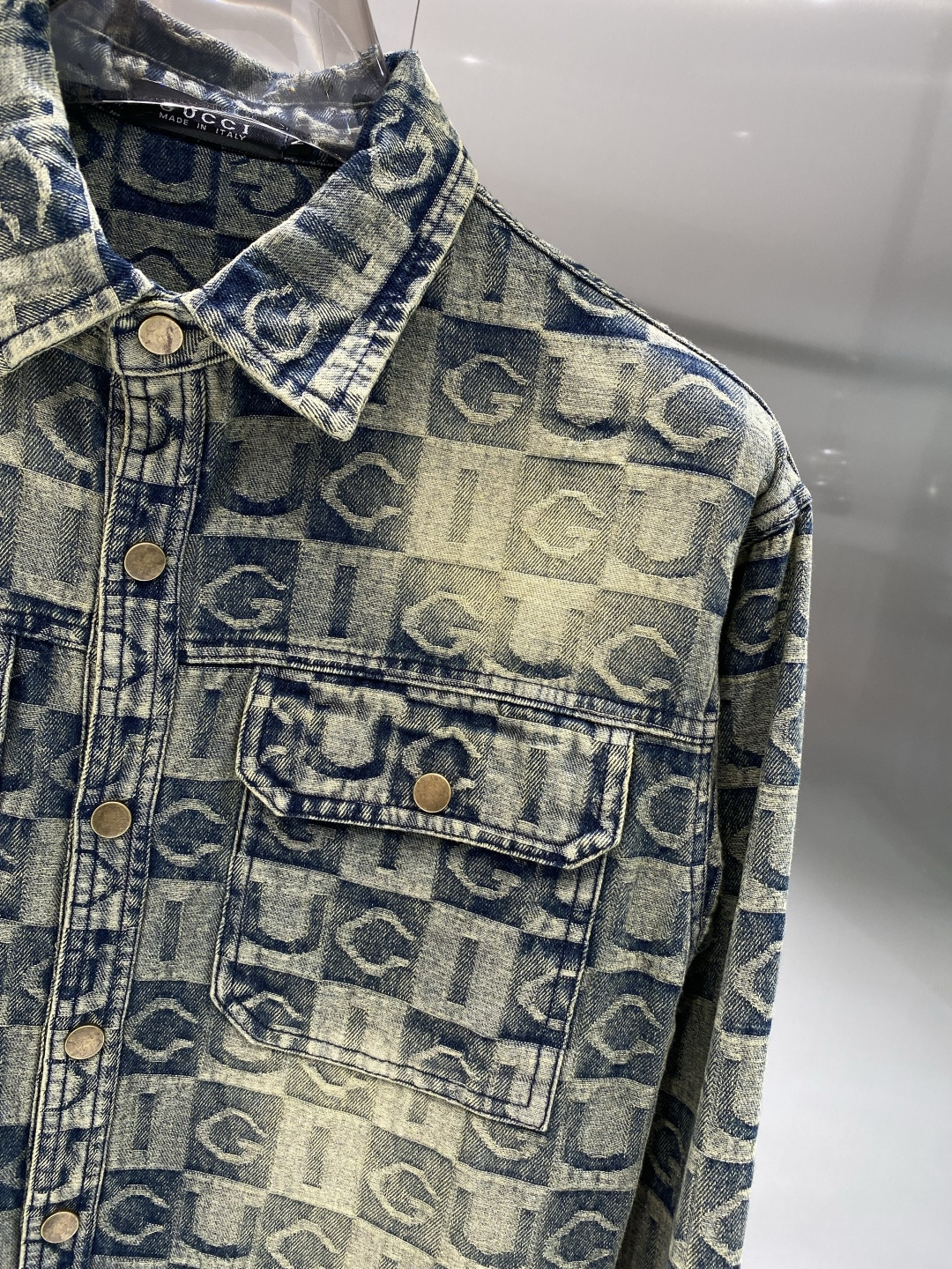 🌾《𝙉𝙚𝙬🤍🖤古家》牛仔外套，经典的时尚新姿 满印的经典老花图案，复古又时尚，瞬间提升整体造型的辨识度。