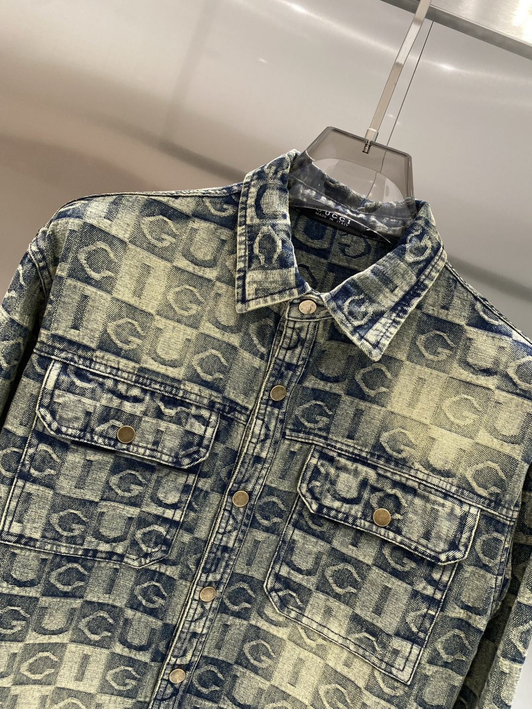 🌾《𝙉𝙚𝙬🤍🖤古家》牛仔外套，经典的时尚新姿 满印的经典老花图案，复古又时尚，瞬间提升整体造型的辨识度。