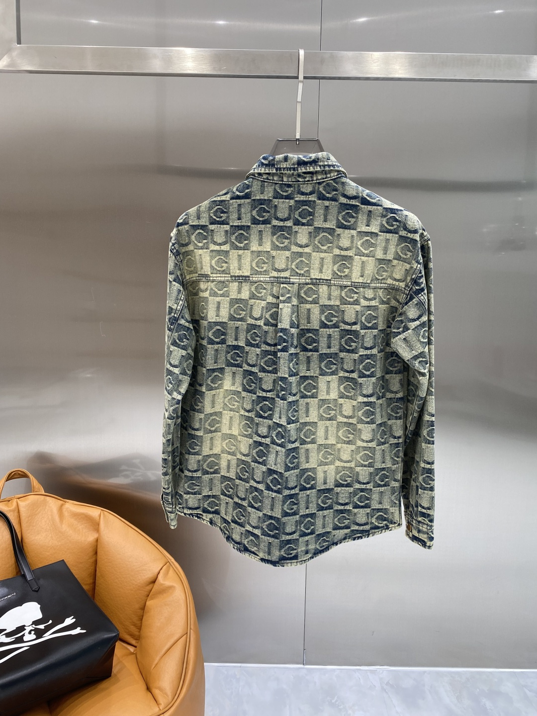 🌾《𝙉𝙚𝙬🤍🖤古家》牛仔外套，经典的时尚新姿 满印的经典老花图案，复古又时尚，瞬间提升整体造型的辨识度。