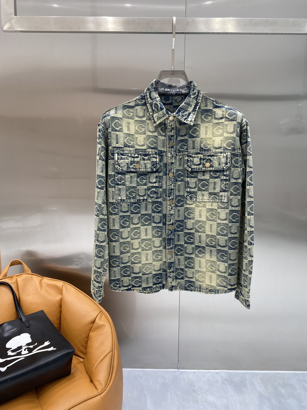 🌾《𝙉𝙚𝙬🤍🖤古家》牛仔外套，经典的时尚新姿 满印的经典老花图案，复古又时尚，瞬间提升整体造型的辨识度。