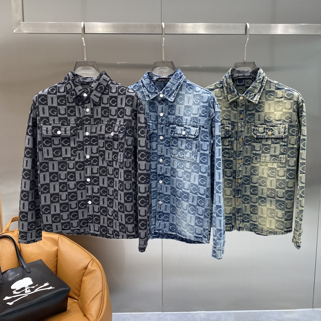 🌾《𝙉𝙚𝙬🤍🖤古家》牛仔外套，经典的时尚新姿 满印的经典老花图案，复古又时尚，瞬间提升整体造型的辨识度。