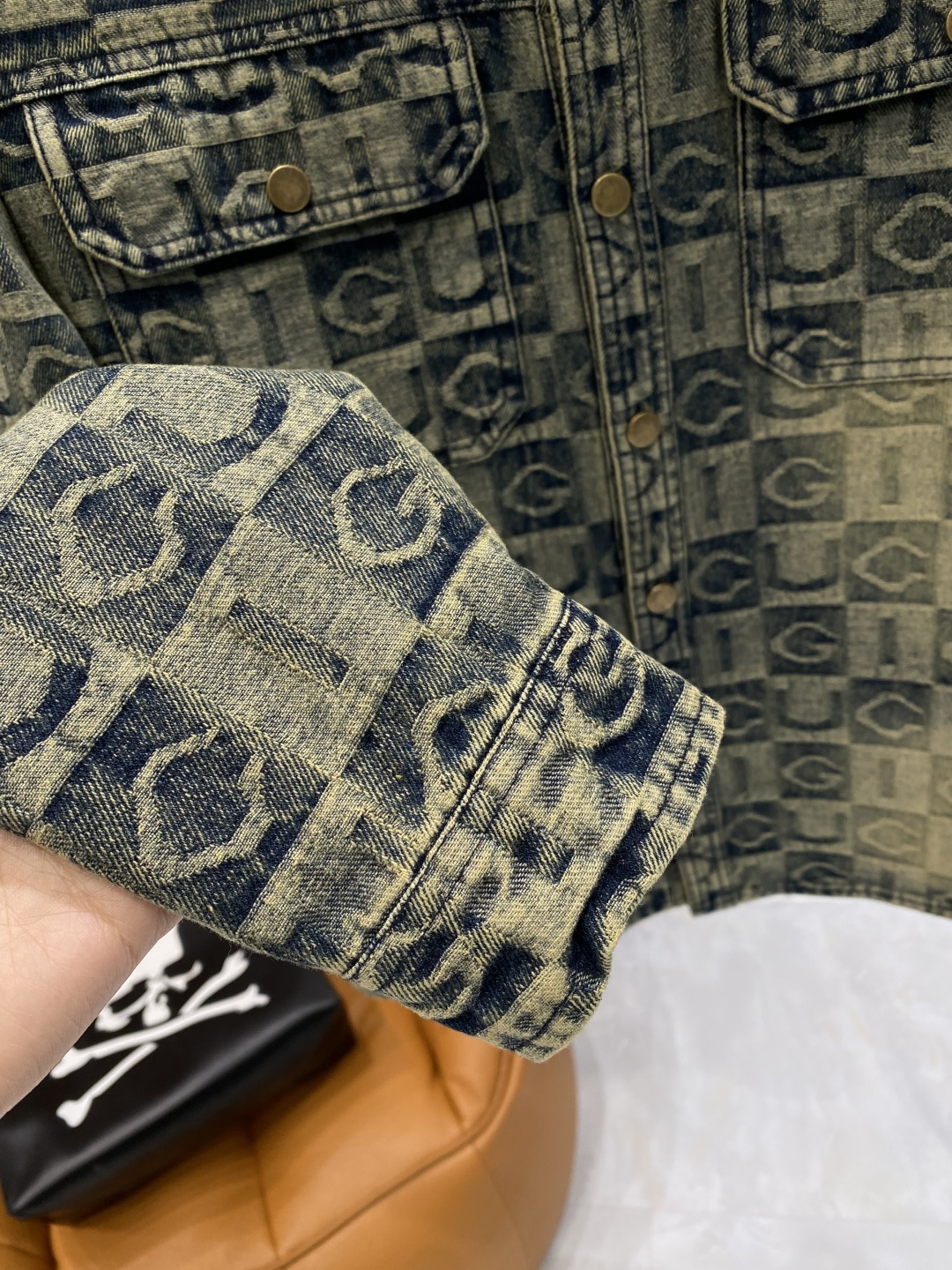 🌾《𝙉𝙚𝙬🤍🖤古家》牛仔外套，经典的时尚新姿 满印的经典老花图案，复古又时尚，瞬间提升整体造型的辨识度。