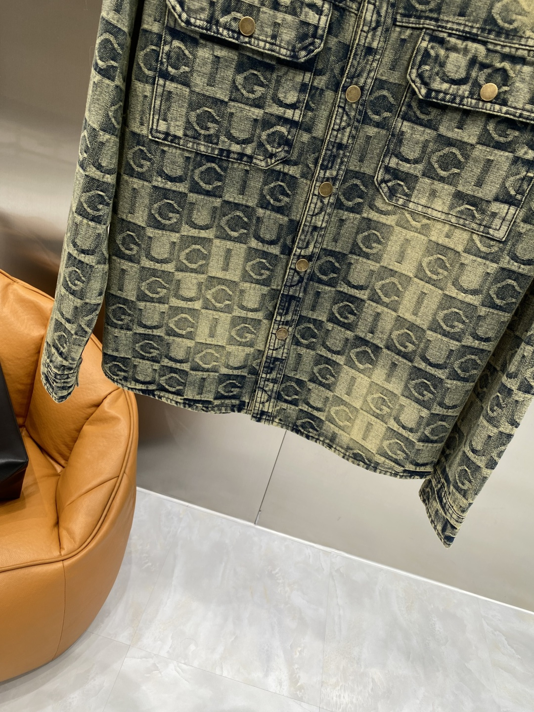 🌾《𝙉𝙚𝙬🤍🖤古家》牛仔外套，经典的时尚新姿 满印的经典老花图案，复古又时尚，瞬间提升整体造型的辨识度。