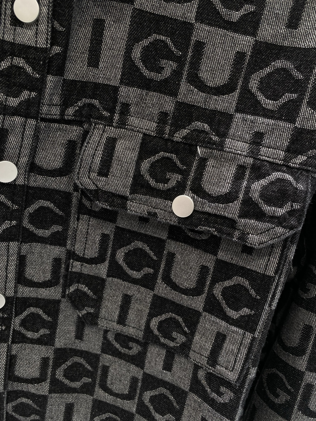 🌾《𝙉𝙚𝙬🤍🖤古家》牛仔外套，经典的时尚新姿 满印的经典老花图案，复古又时尚，瞬间提升整体造型的辨识度。