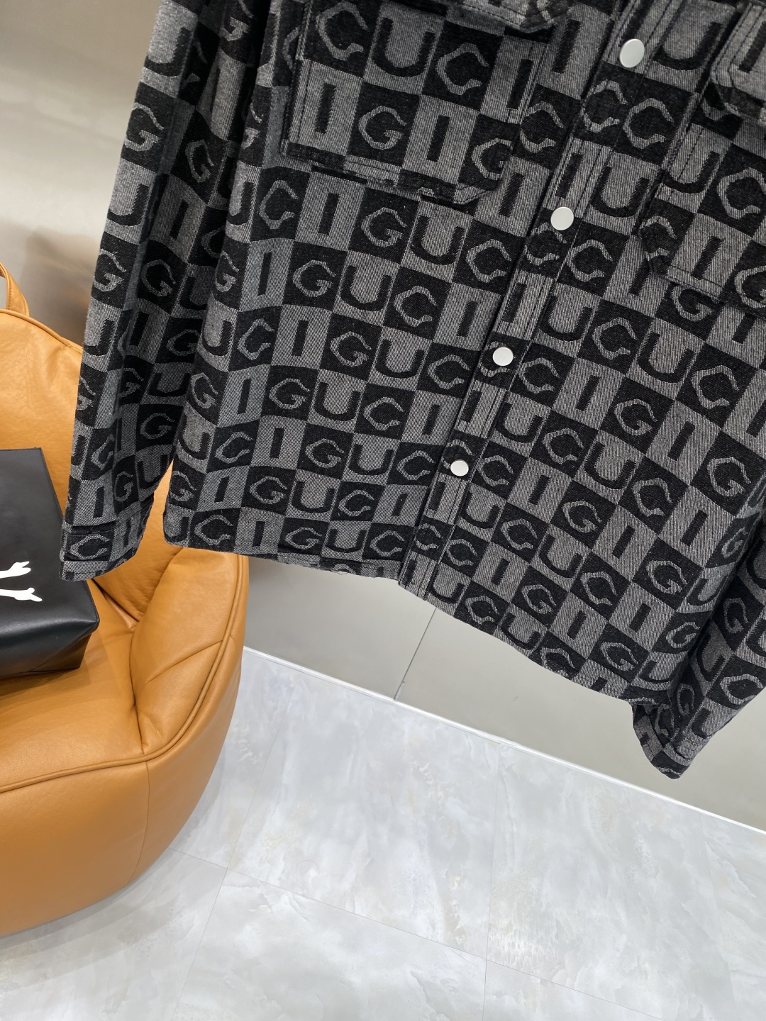 🌾《𝙉𝙚𝙬🤍🖤古家》牛仔外套，经典的时尚新姿 满印的经典老花图案，复古又时尚，瞬间提升整体造型的辨识度。