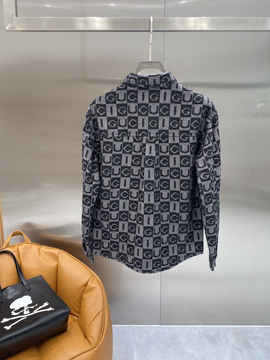 🌾《𝙉𝙚𝙬🤍🖤古家》牛仔外套，经典的时尚新姿 满印的经典老花图案，复古又时尚，瞬间提升整体造型的辨识度。