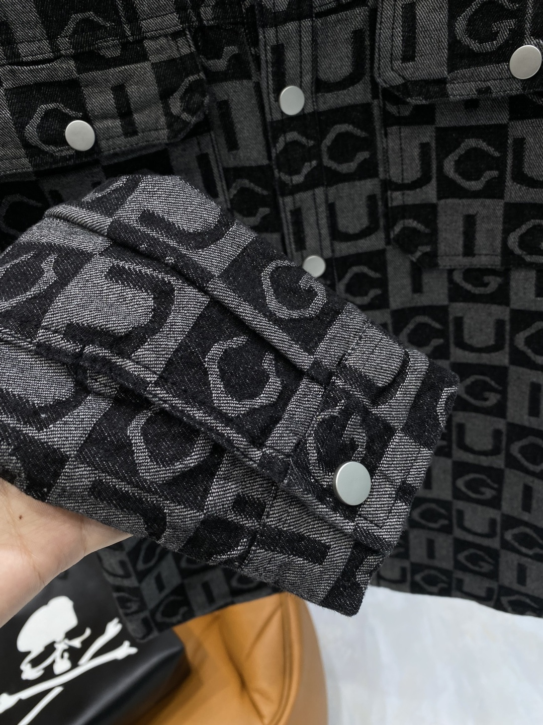 🌾《𝙉𝙚𝙬🤍🖤古家》牛仔外套，经典的时尚新姿 满印的经典老花图案，复古又时尚，瞬间提升整体造型的辨识度。