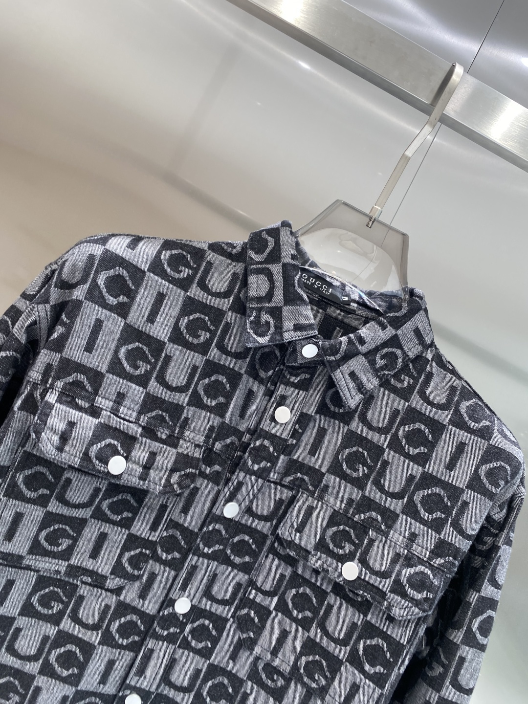 🌾《𝙉𝙚𝙬🤍🖤古家》牛仔外套，经典的时尚新姿 满印的经典老花图案，复古又时尚，瞬间提升整体造型的辨识度。