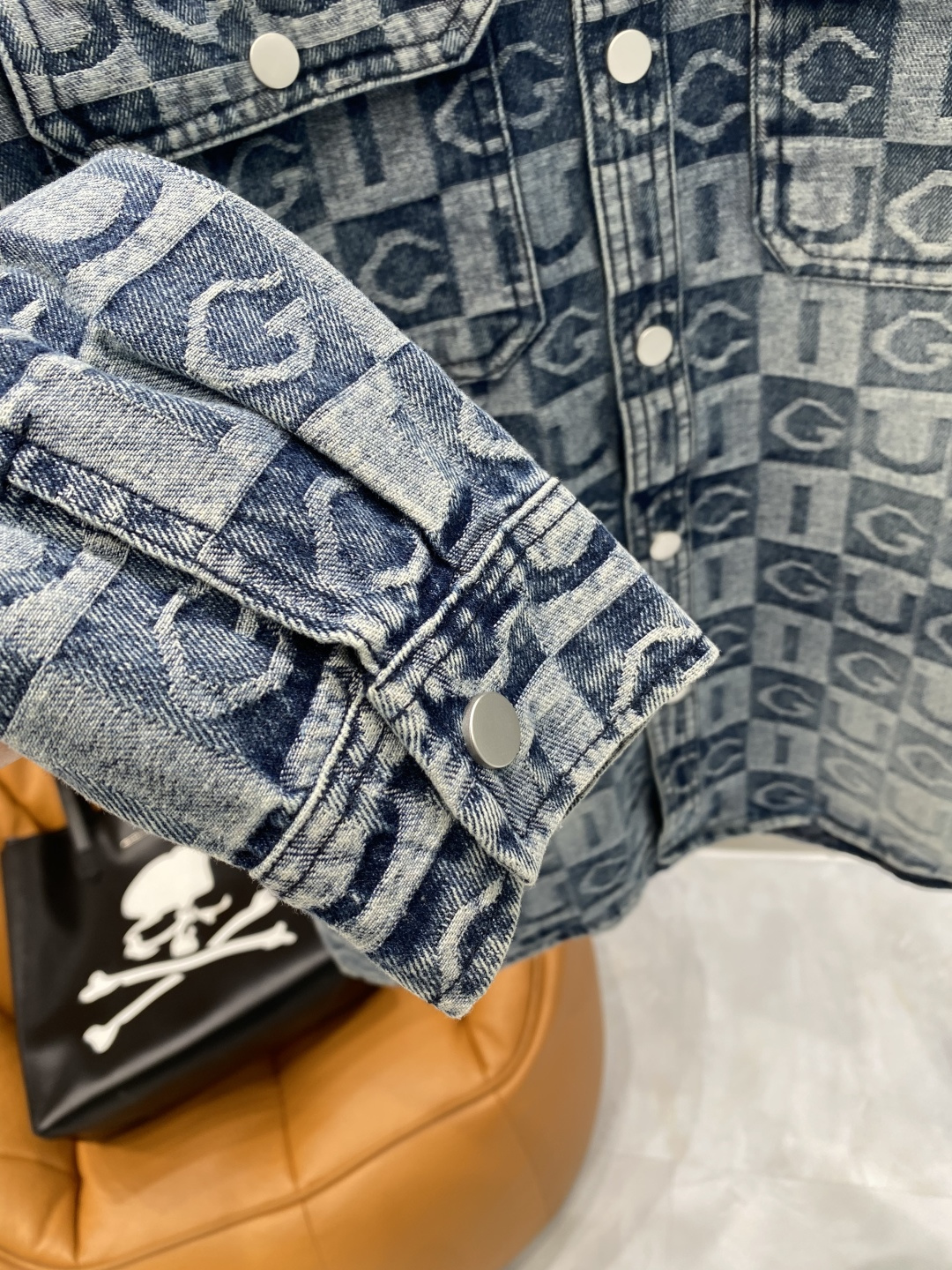 🌾《𝙉𝙚𝙬🤍🖤古家》牛仔外套，经典的时尚新姿 满印的经典老花图案，复古又时尚，瞬间提升整体造型的辨识度。