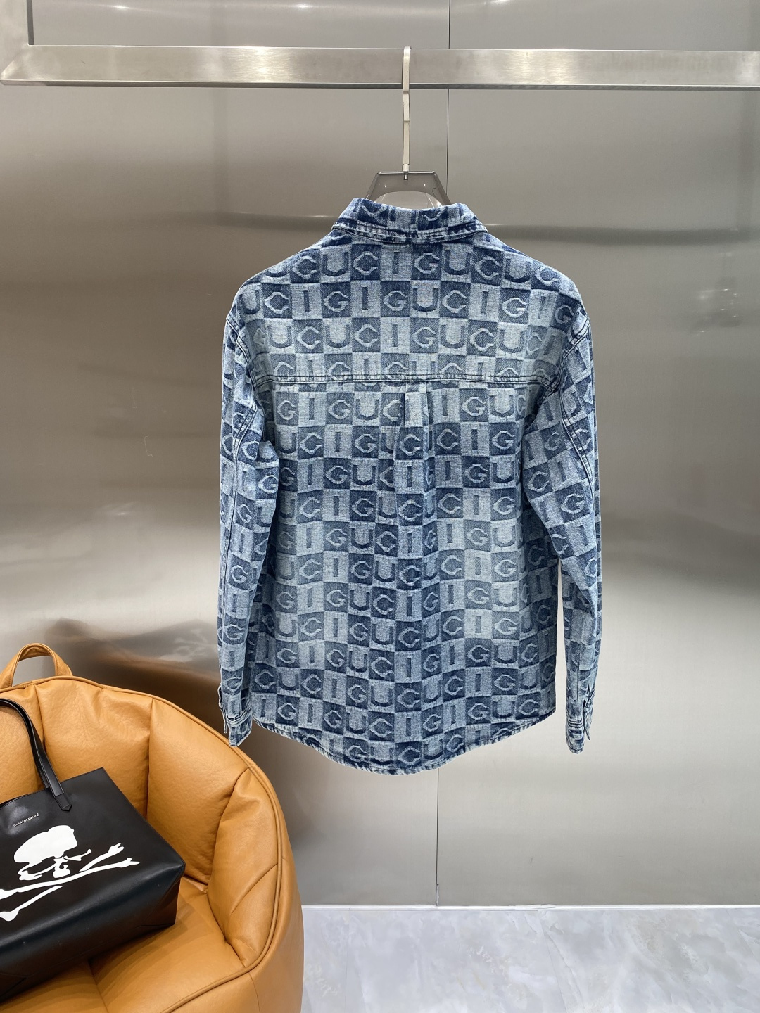 🌾《𝙉𝙚𝙬🤍🖤古家》牛仔外套，经典的时尚新姿 满印的经典老花图案，复古又时尚，瞬间提升整体造型的辨识度。