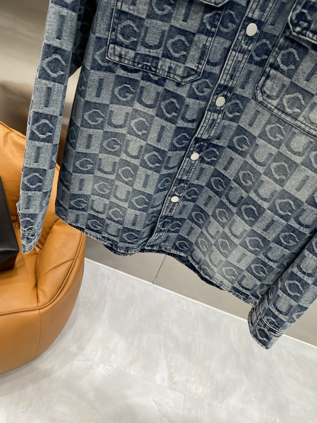 🌾《𝙉𝙚𝙬🤍🖤古家》牛仔外套，经典的时尚新姿 满印的经典老花图案，复古又时尚，瞬间提升整体造型的辨识度。