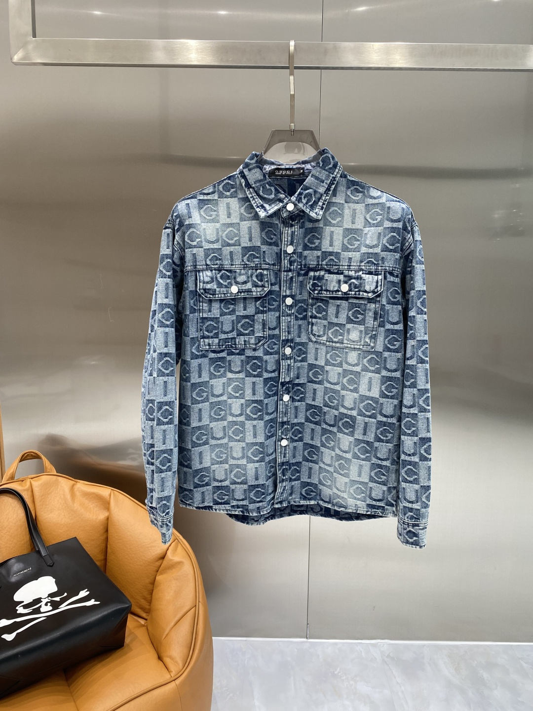 🌾《𝙉𝙚𝙬🤍🖤古家》牛仔外套，经典的时尚新姿 满印的经典老花图案，复古又时尚，瞬间提升整体造型的辨识度。