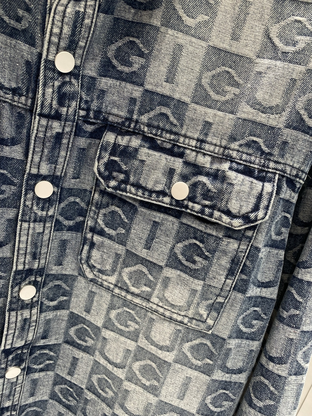 🌾《𝙉𝙚𝙬🤍🖤古家》牛仔外套，经典的时尚新姿 满印的经典老花图案，复古又时尚，瞬间提升整体造型的辨识度。