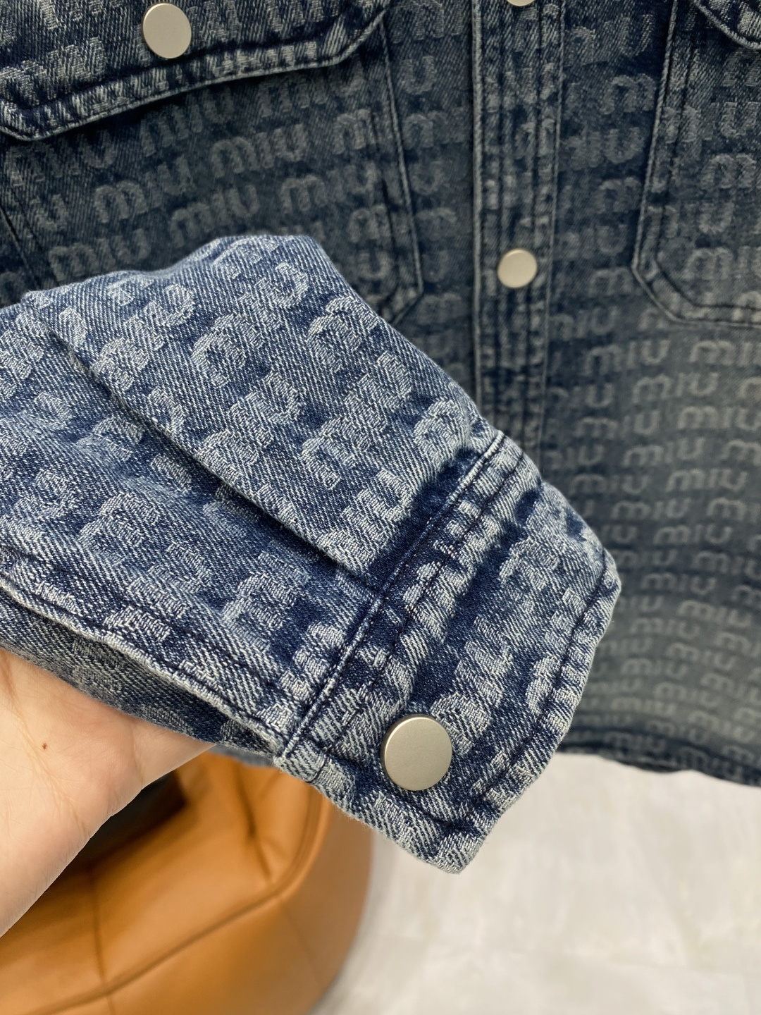 🌾《𝙉𝙚𝙬🤍🖤MIUMIU家》牛仔外套，经典的时尚新姿 满印的经典老花图案，复古又时尚，瞬间提升整体造型