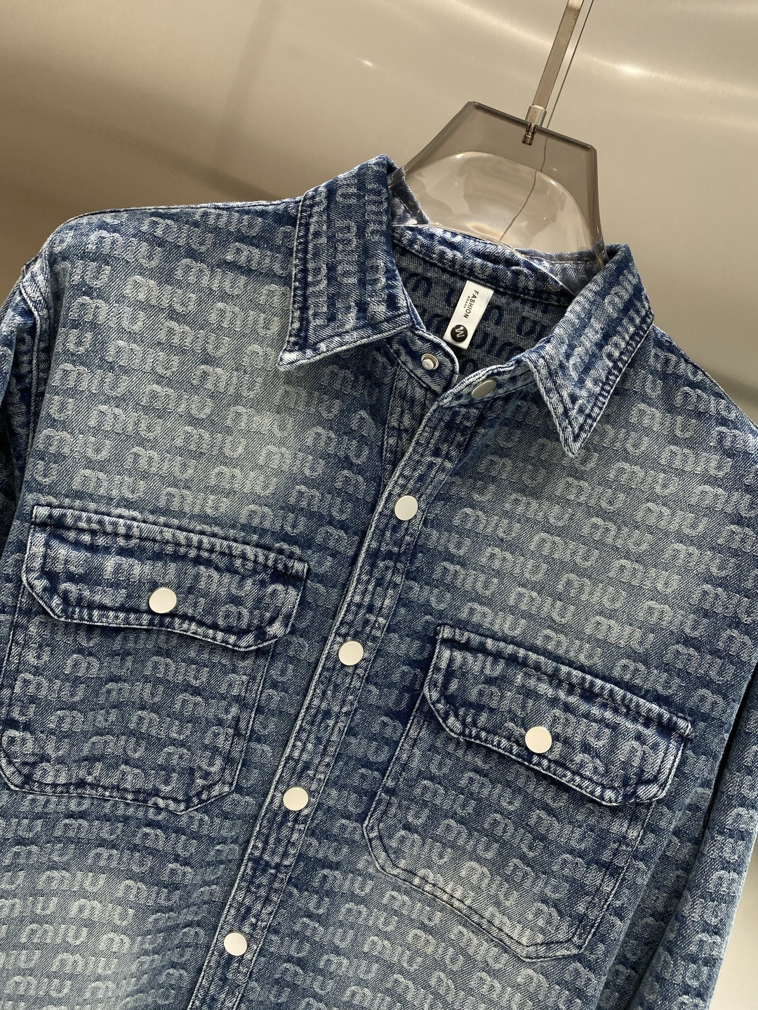 🌾《𝙉𝙚𝙬🤍🖤MIUMIU家》牛仔外套，经典的时尚新姿 满印的经典老花图案，复古又时尚，瞬间提升整体造型