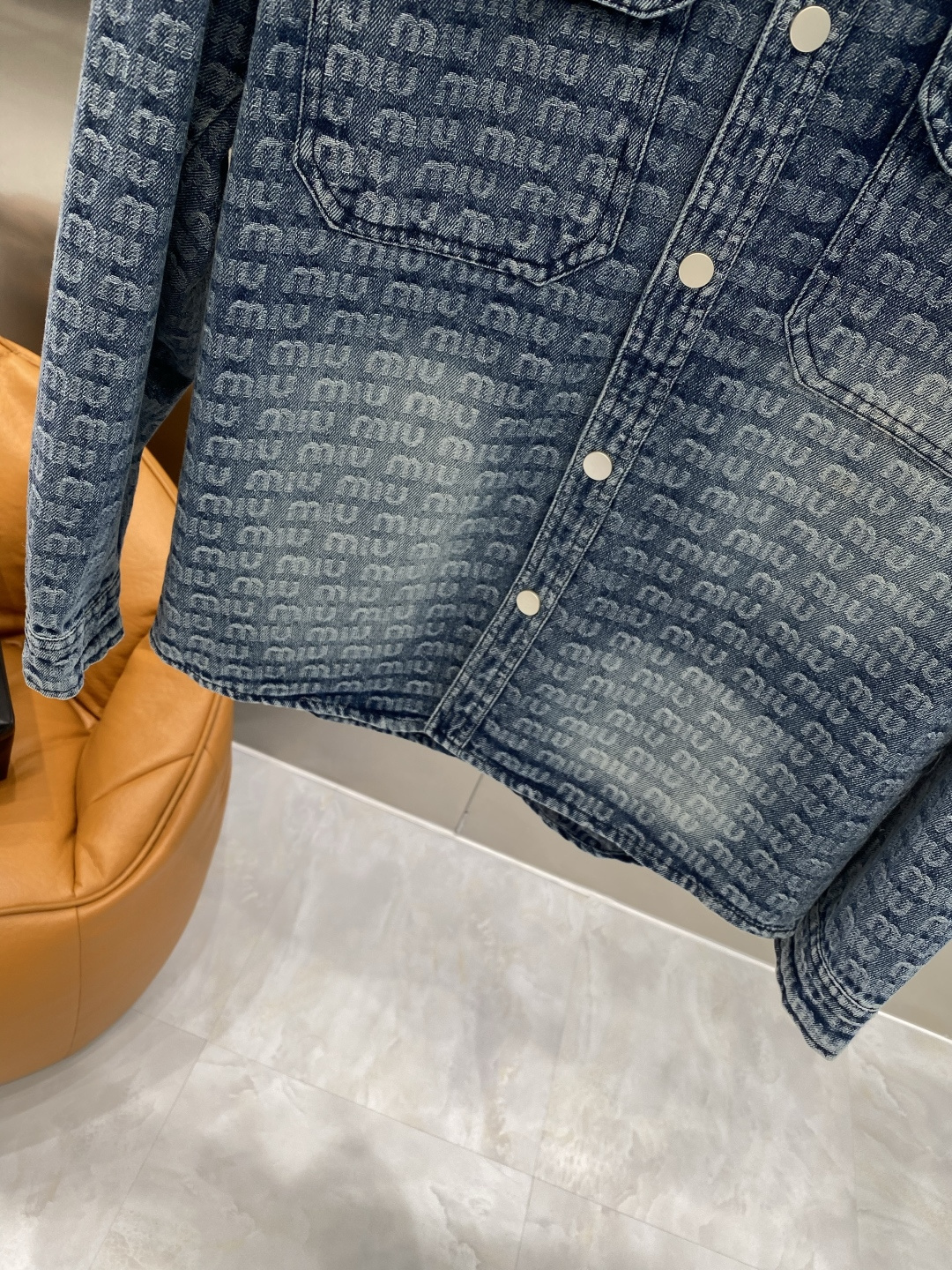 🌾《𝙉𝙚𝙬🤍🖤MIUMIU家》牛仔外套，经典的时尚新姿 满印的经典老花图案，复古又时尚，瞬间提升整体造型