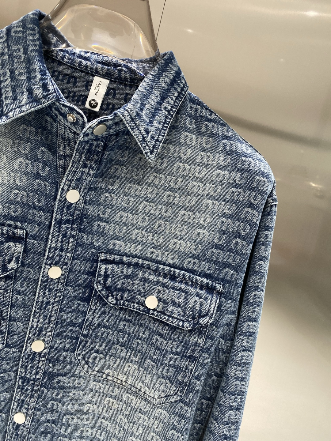🌾《𝙉𝙚𝙬🤍🖤MIUMIU家》牛仔外套，经典的时尚新姿 满印的经典老花图案，复古又时尚，瞬间提升整体造型