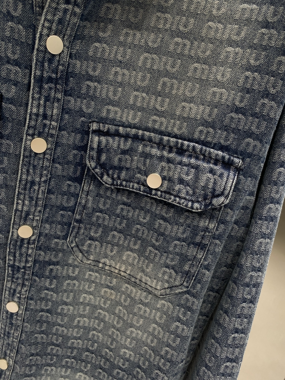 🌾《𝙉𝙚𝙬🤍🖤MIUMIU家》牛仔外套，经典的时尚新姿 满印的经典老花图案，复古又时尚，瞬间提升整体造型