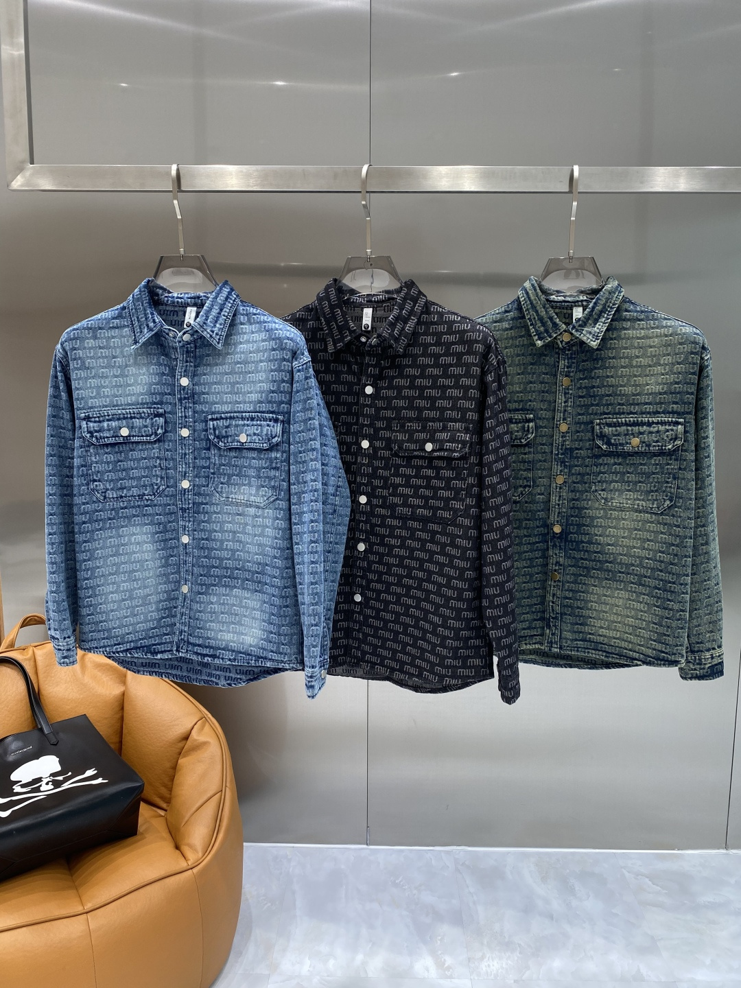 🌾《𝙉𝙚𝙬🤍🖤MIUMIU家》牛仔外套，经典的时尚新姿 满印的经典老花图案，复古又时尚，瞬间提升整体造型