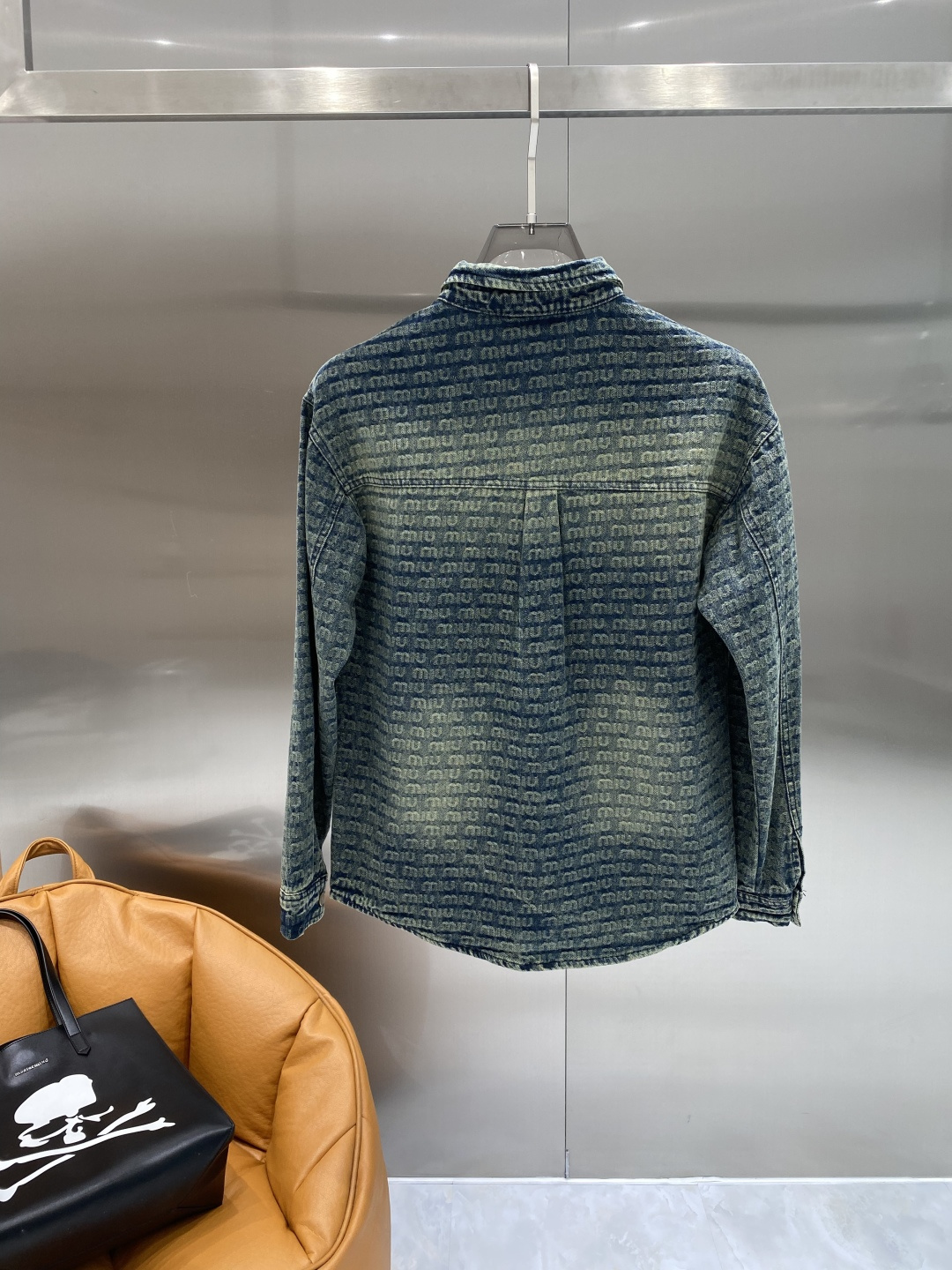 🌾《𝙉𝙚𝙬🤍🖤MIUMIU家》牛仔外套，经典的时尚新姿 满印的经典老花图案，复古又时尚，瞬间提升整体造型