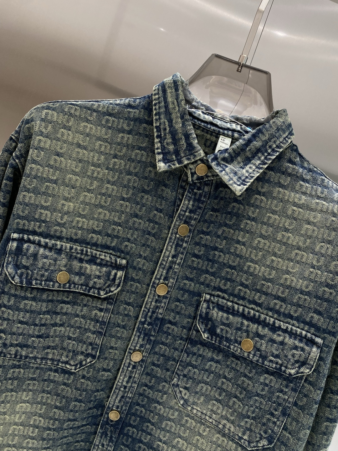 🌾《𝙉𝙚𝙬🤍🖤MIUMIU家》牛仔外套，经典的时尚新姿 满印的经典老花图案，复古又时尚，瞬间提升整体造型