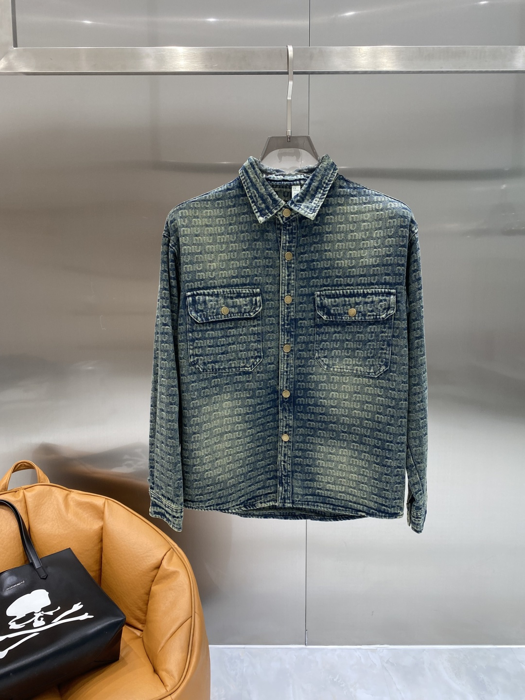 🌾《𝙉𝙚𝙬🤍🖤MIUMIU家》牛仔外套，经典的时尚新姿 满印的经典老花图案，复古又时尚，瞬间提升整体造型