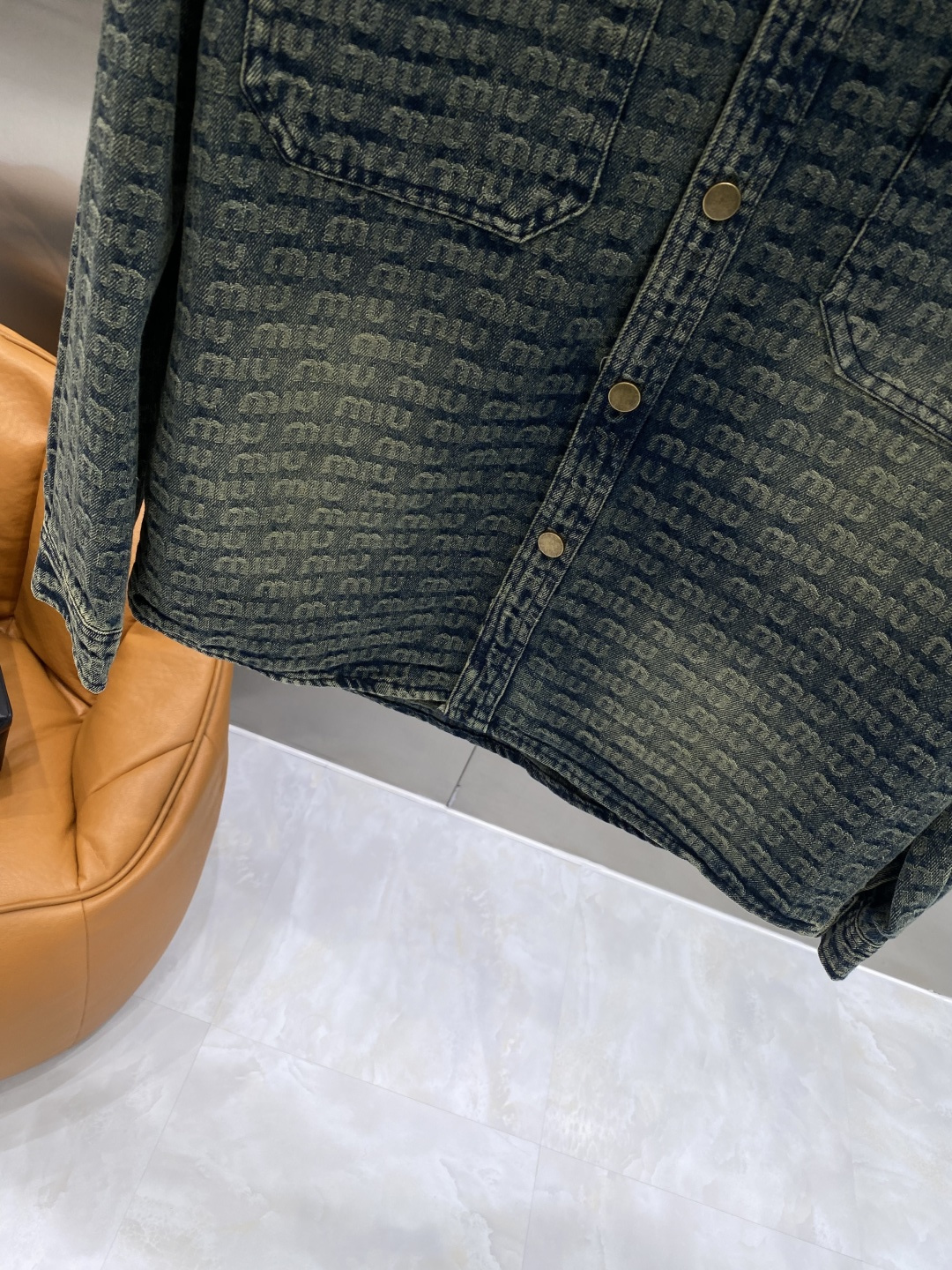 🌾《𝙉𝙚𝙬🤍🖤MIUMIU家》牛仔外套，经典的时尚新姿 满印的经典老花图案，复古又时尚，瞬间提升整体造型