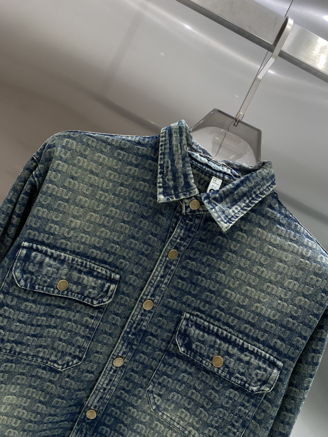 🌾《𝙉𝙚𝙬🤍🖤MIUMIU家》牛仔外套，经典的时尚新姿 满印的经典老花图案，复古又时尚，瞬间提升整体造型
