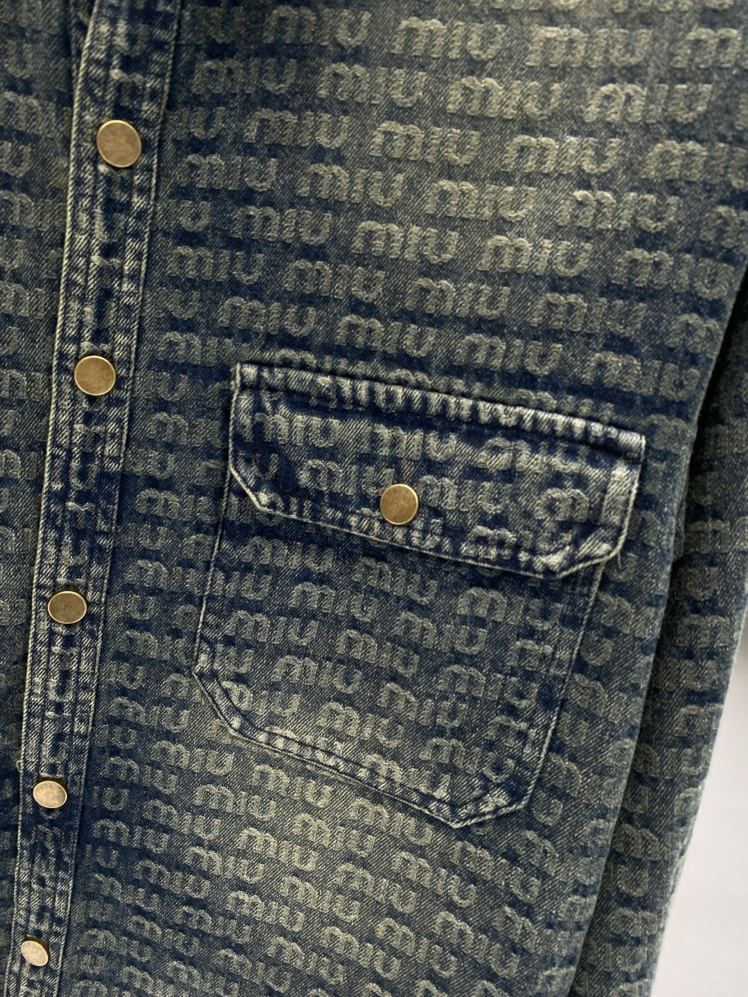 🌾《𝙉𝙚𝙬🤍🖤MIUMIU家》牛仔外套，经典的时尚新姿 满印的经典老花图案，复古又时尚，瞬间提升整体造型