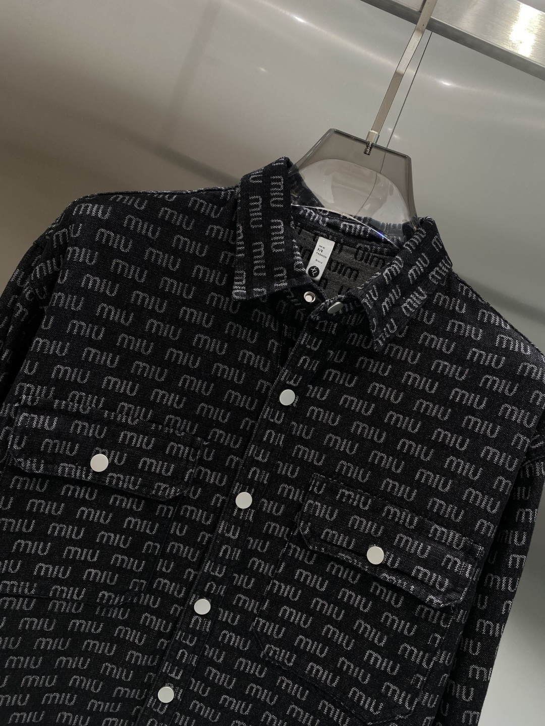 🌾《𝙉𝙚𝙬🤍🖤MIUMIU家》牛仔外套，经典的时尚新姿 满印的经典老花图案，复古又时尚，瞬间提升整体造型