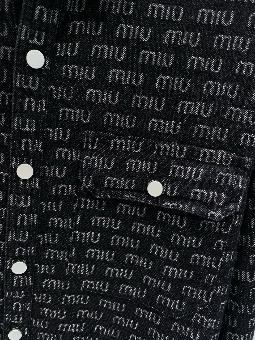 🌾《𝙉𝙚𝙬🤍🖤MIUMIU家》牛仔外套，经典的时尚新姿 满印的经典老花图案，复古又时尚，瞬间提升整体造型