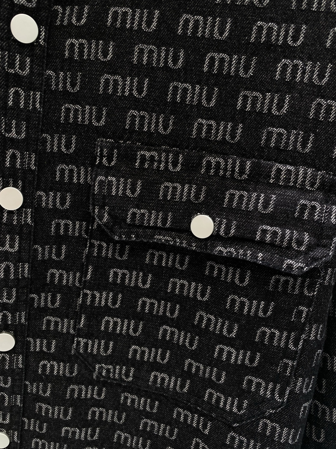 🌾《𝙉𝙚𝙬🤍🖤MIUMIU家》牛仔外套，经典的时尚新姿 满印的经典老花图案，复古又时尚，瞬间提升整体造型