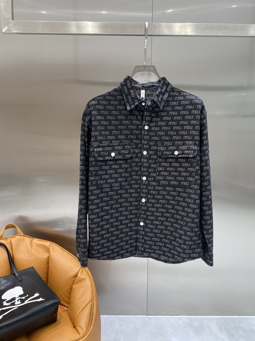 🌾《𝙉𝙚𝙬🤍🖤MIUMIU家》牛仔外套，经典的时尚新姿 满印的经典老花图案，复古又时尚，瞬间提升整体造型