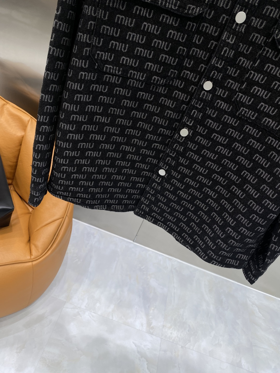 🌾《𝙉𝙚𝙬🤍🖤MIUMIU家》牛仔外套，经典的时尚新姿 满印的经典老花图案，复古又时尚，瞬间提升整体造型