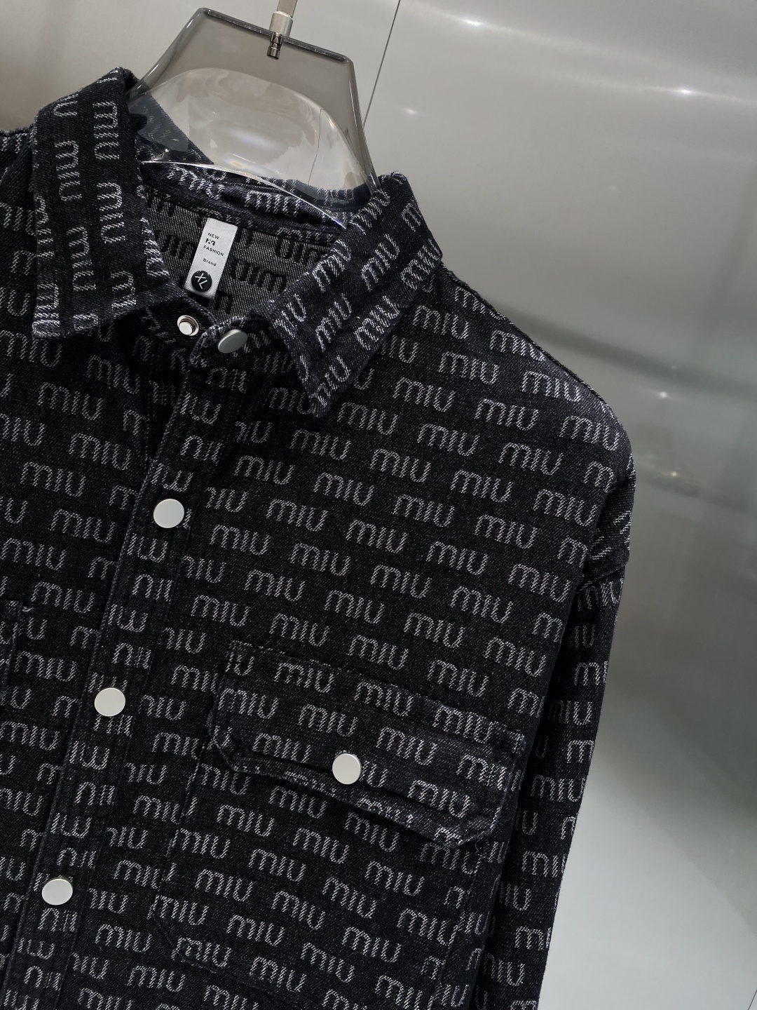 🌾《𝙉𝙚𝙬🤍🖤MIUMIU家》牛仔外套，经典的时尚新姿 满印的经典老花图案，复古又时尚，瞬间提升整体造型