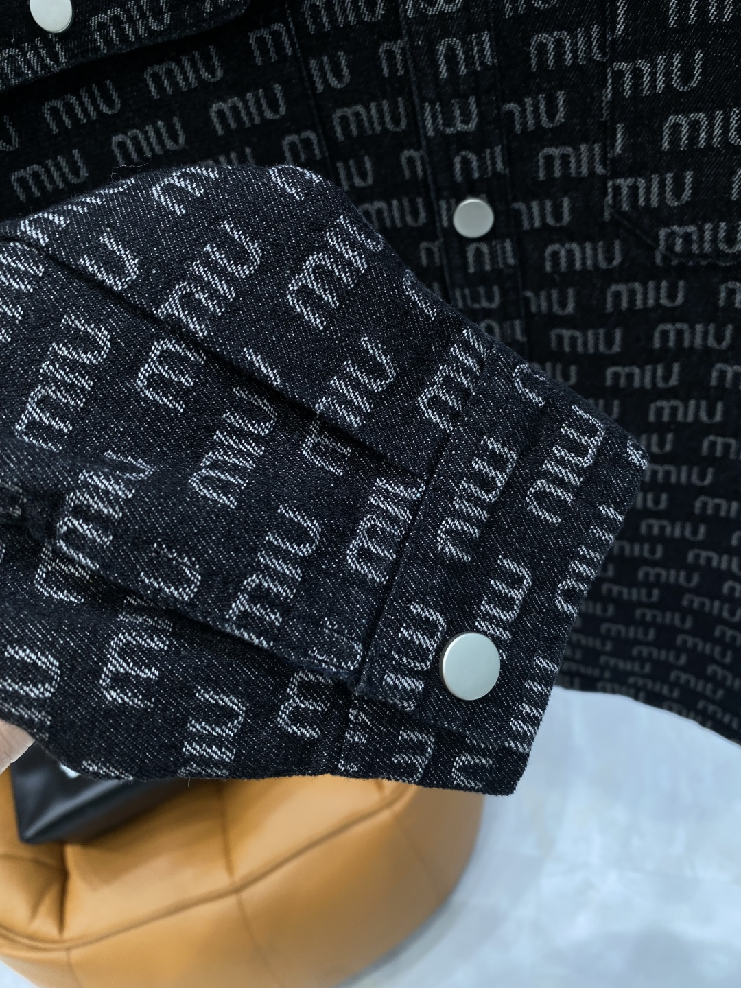 🌾《𝙉𝙚𝙬🤍🖤MIUMIU家》牛仔外套，经典的时尚新姿 满印的经典老花图案，复古又时尚，瞬间提升整体造型