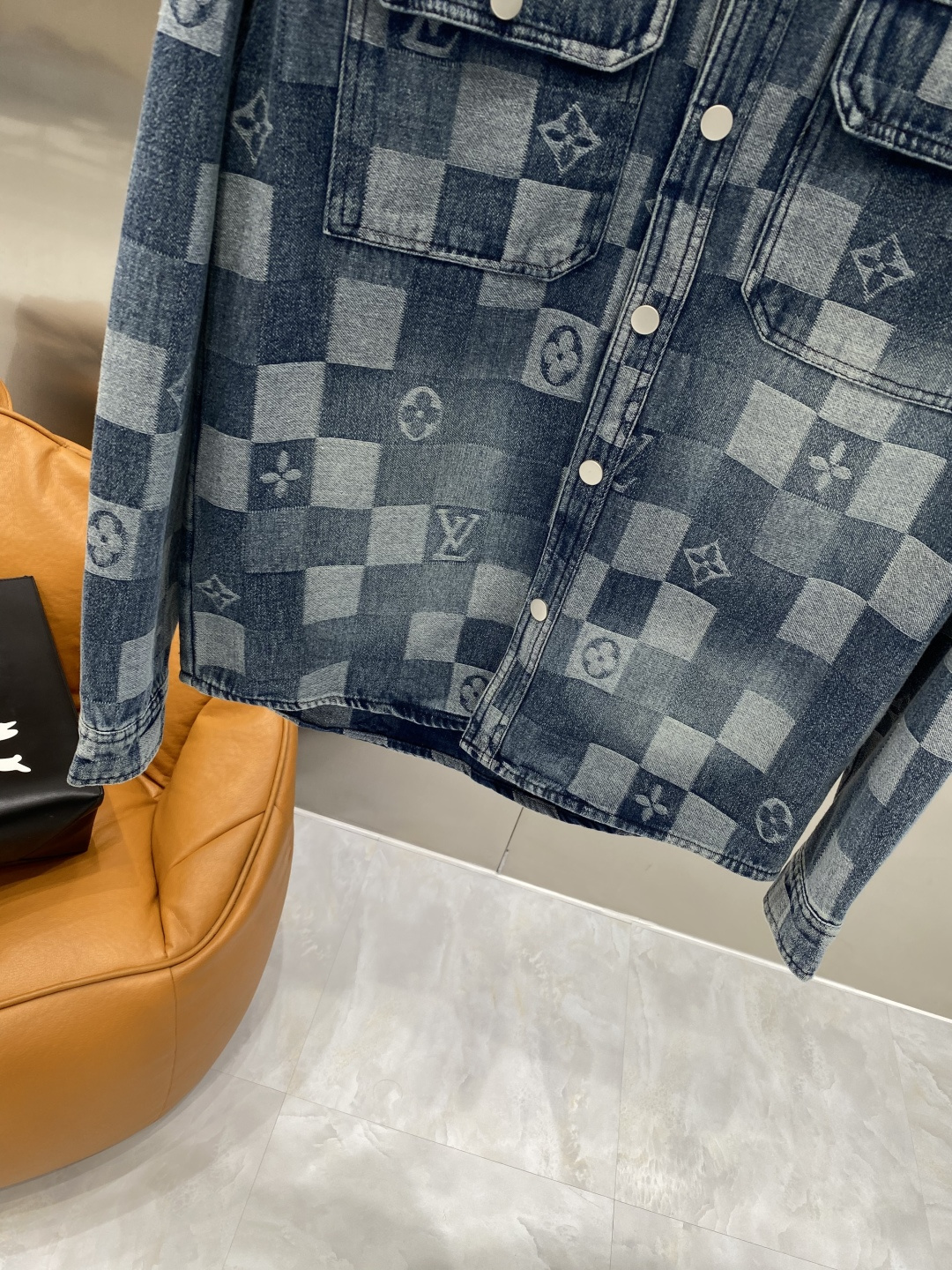 🌾《𝙉𝙚𝙬🤍🖤驴家》牛仔外套，经典的时尚新姿 满印的经典老花图案，复古又时尚，瞬间提升整体造型的辨识度。