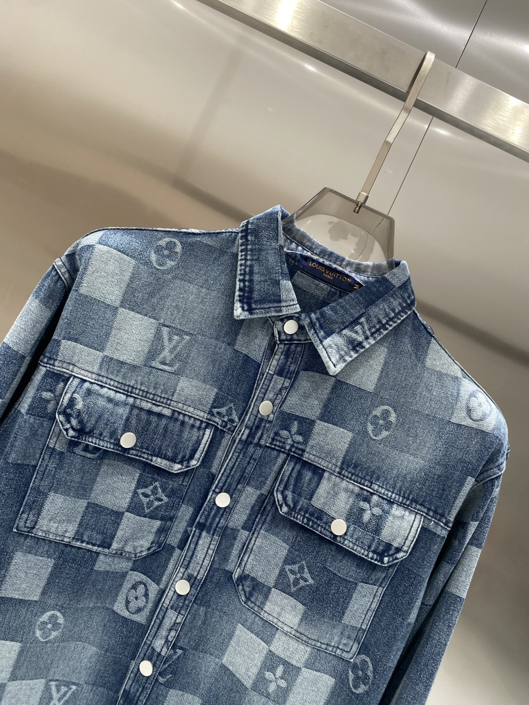 🌾《𝙉𝙚𝙬🤍🖤驴家》牛仔外套，经典的时尚新姿 满印的经典老花图案，复古又时尚，瞬间提升整体造型的辨识度。