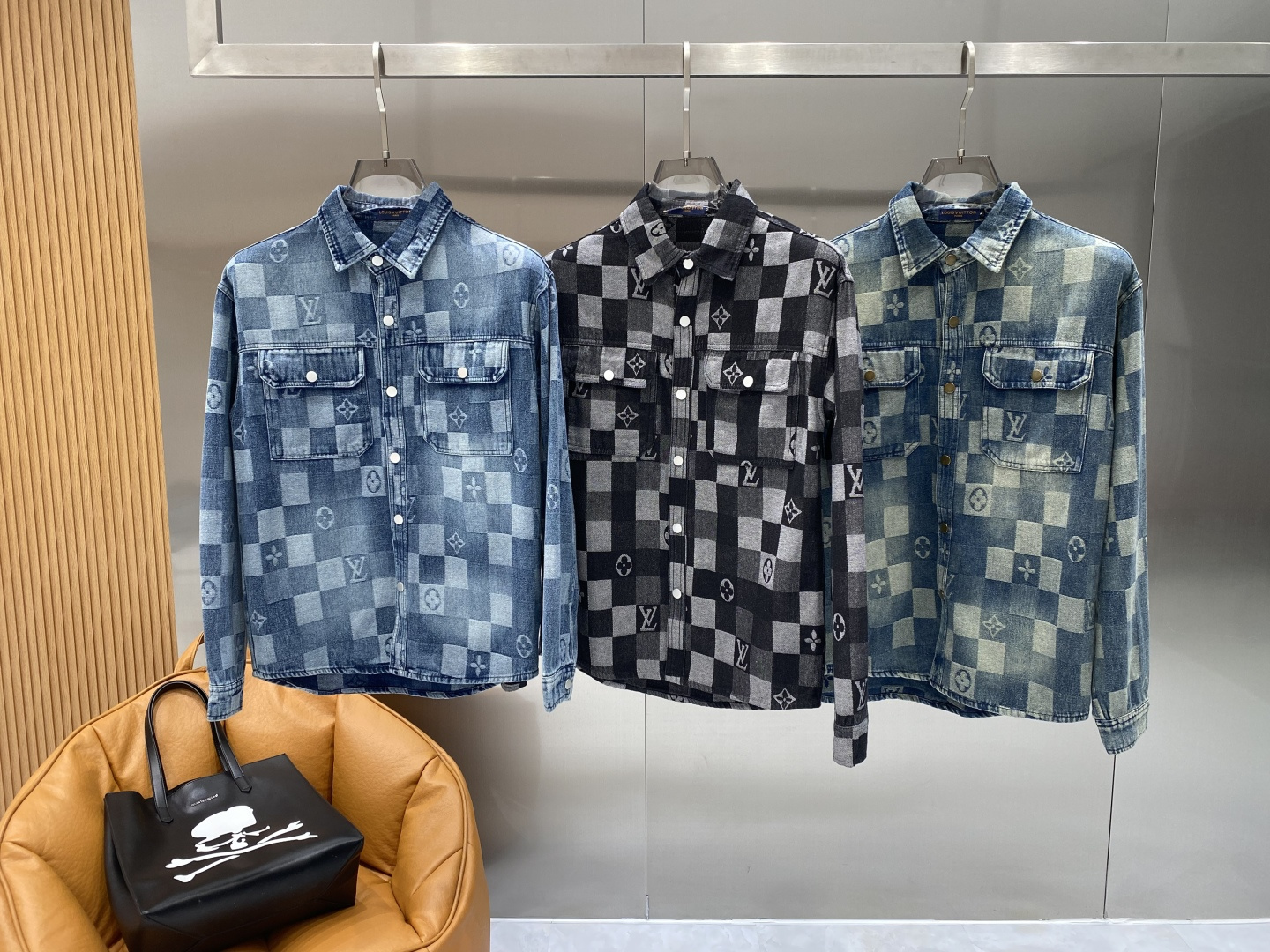 🌾《𝙉𝙚𝙬🤍🖤驴家》牛仔外套，经典的时尚新姿 满印的经典老花图案，复古又时尚，瞬间提升整体造型的辨识度。