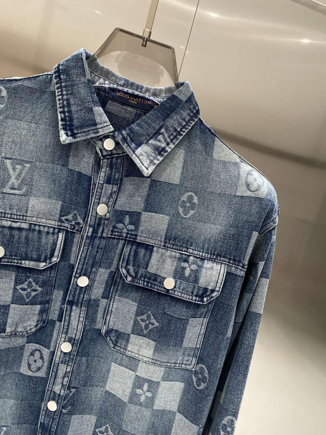 🌾《𝙉𝙚𝙬🤍🖤驴家》牛仔外套，经典的时尚新姿 满印的经典老花图案，复古又时尚，瞬间提升整体造型的辨识度。