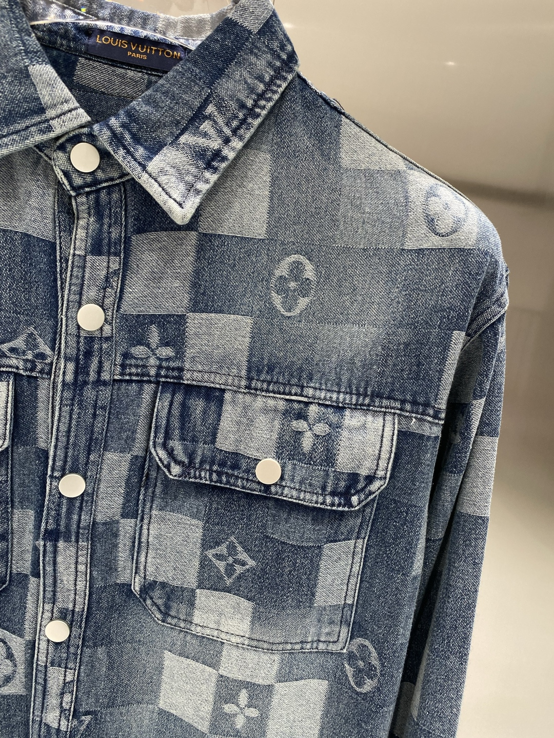 🌾《𝙉𝙚𝙬🤍🖤驴家》牛仔外套，经典的时尚新姿 满印的经典老花图案，复古又时尚，瞬间提升整体造型的辨识度。