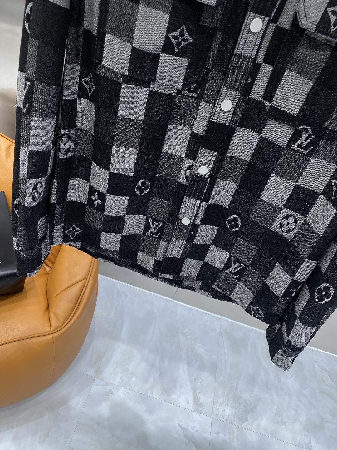 🌾《𝙉𝙚𝙬🤍🖤驴家》牛仔外套，经典的时尚新姿 满印的经典老花图案，复古又时尚，瞬间提升整体造型的辨识度。