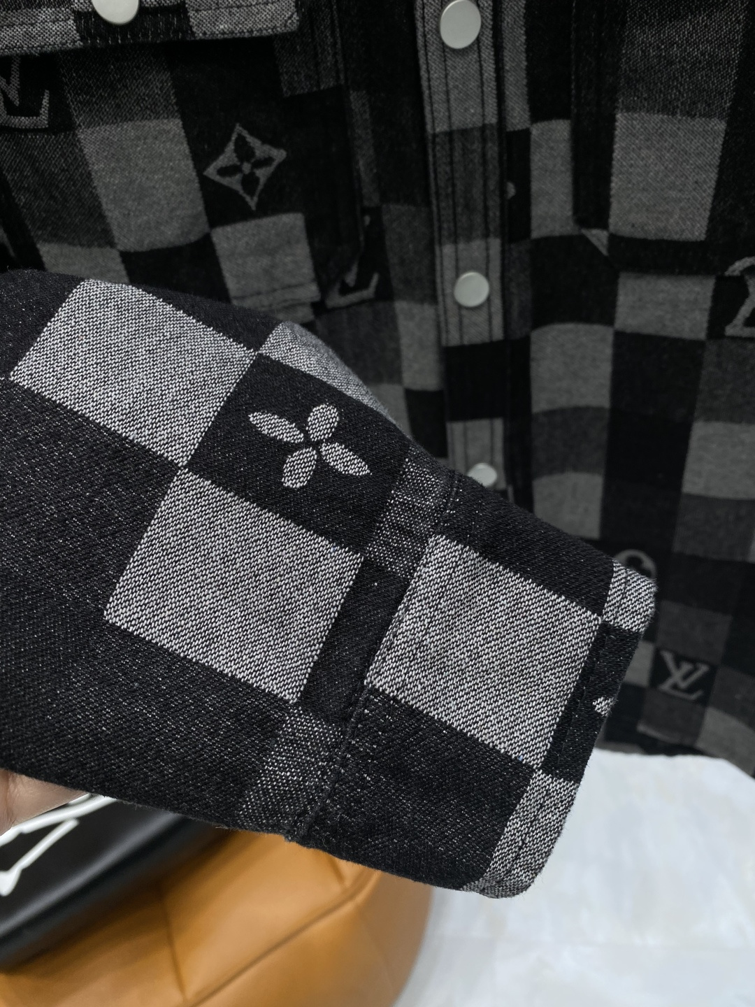 🌾《𝙉𝙚𝙬🤍🖤驴家》牛仔外套，经典的时尚新姿 满印的经典老花图案，复古又时尚，瞬间提升整体造型的辨识度。