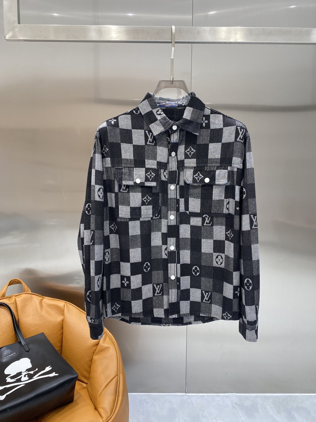 🌾《𝙉𝙚𝙬🤍🖤驴家》牛仔外套，经典的时尚新姿 满印的经典老花图案，复古又时尚，瞬间提升整体造型的辨识度。