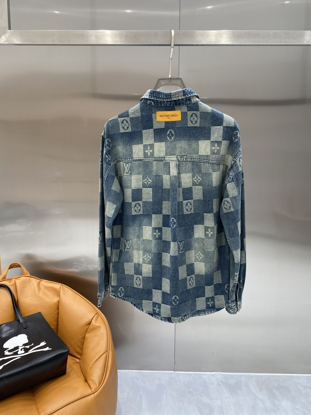 🌾《𝙉𝙚𝙬🤍🖤驴家》牛仔外套，经典的时尚新姿 满印的经典老花图案，复古又时尚，瞬间提升整体造型的辨识度。