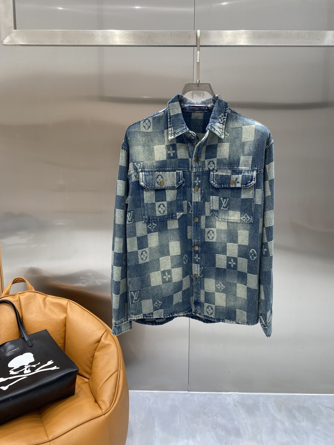 🌾《𝙉𝙚𝙬🤍🖤驴家》牛仔外套，经典的时尚新姿 满印的经典老花图案，复古又时尚，瞬间提升整体造型的辨识度。