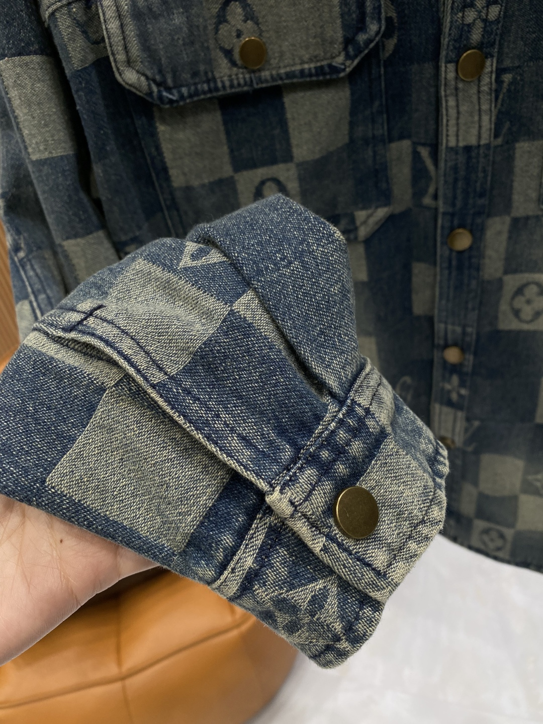 🌾《𝙉𝙚𝙬🤍🖤驴家》牛仔外套，经典的时尚新姿 满印的经典老花图案，复古又时尚，瞬间提升整体造型的辨识度。