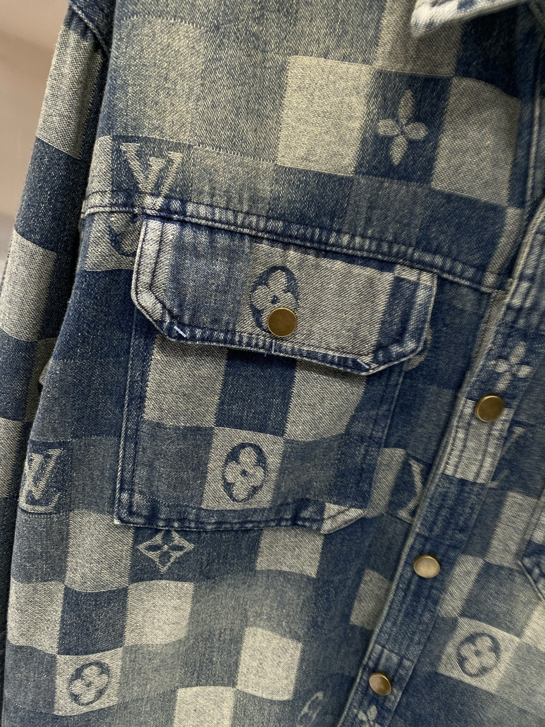 🌾《𝙉𝙚𝙬🤍🖤驴家》牛仔外套，经典的时尚新姿 满印的经典老花图案，复古又时尚，瞬间提升整体造型的辨识度。