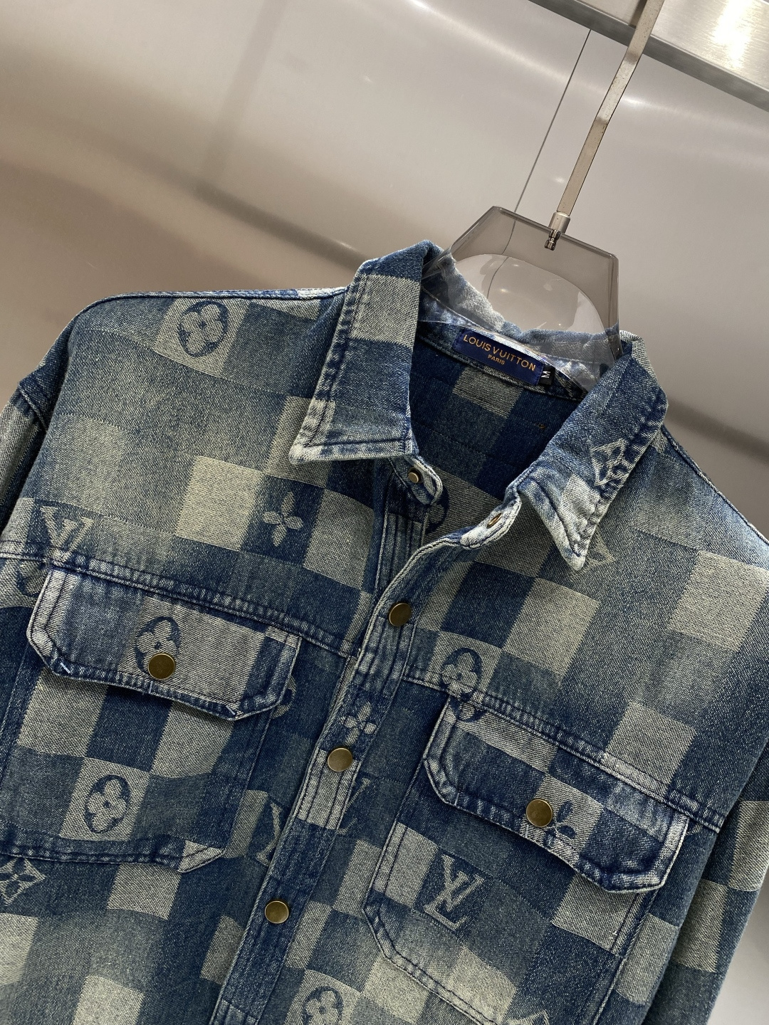 🌾《𝙉𝙚𝙬🤍🖤驴家》牛仔外套，经典的时尚新姿 满印的经典老花图案，复古又时尚，瞬间提升整体造型的辨识度。